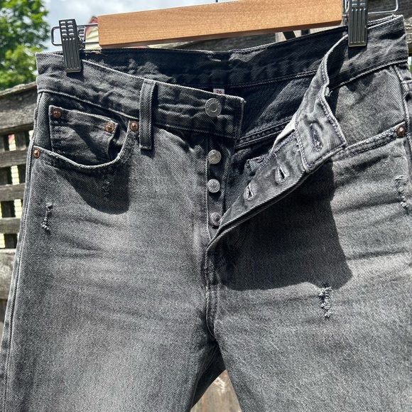 Levi’s 100% cotton Wedgie Fit Ankle Jeans in Distressed Grey, size 26 - Picture 6 of 10